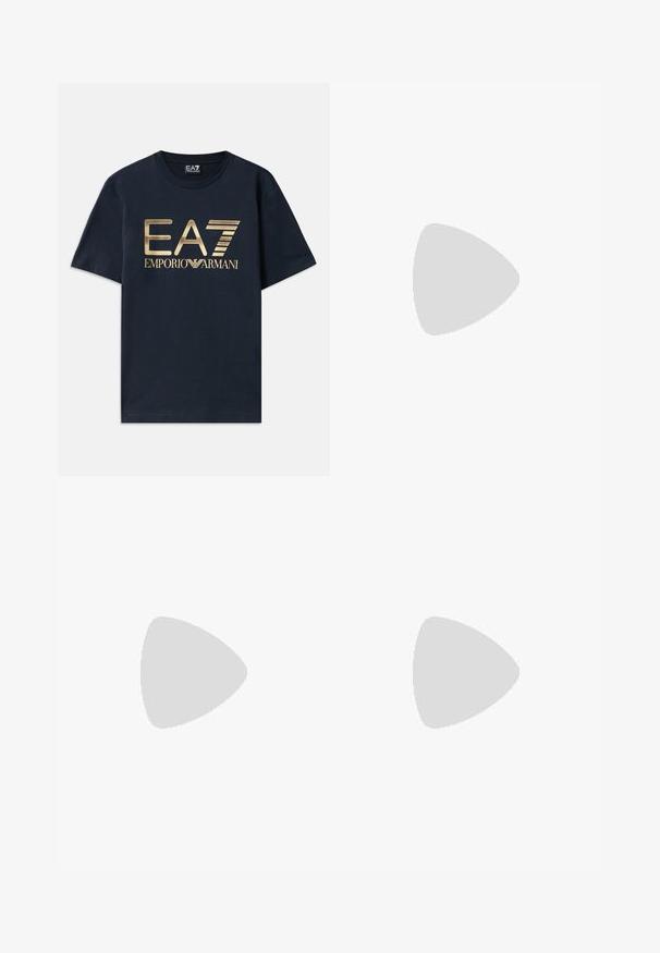 Camiseta de algodón azul marino con un gran logo dorado impreso "EA7" y el texto "EMPORIO ARMANI" en el frontal. Cuello redondo y mangas cortas.; Pantalones vaqueros de pierna ancha en azul oscuro, fabricados en denim. Presentan una cinturilla clásica con trabas para cinturón, bolsillos frontales y una silueta recta.; Zapatilla blanca de cuero con parte superior texturizada, punta redondeada, suela blanca plana y cordones tonales. Marca sutil en la lengüeta.; Mochila negra con dos hebillas frontales, bolsillos laterales y solapa superior, mostrada sobre un fondo claro liso.
