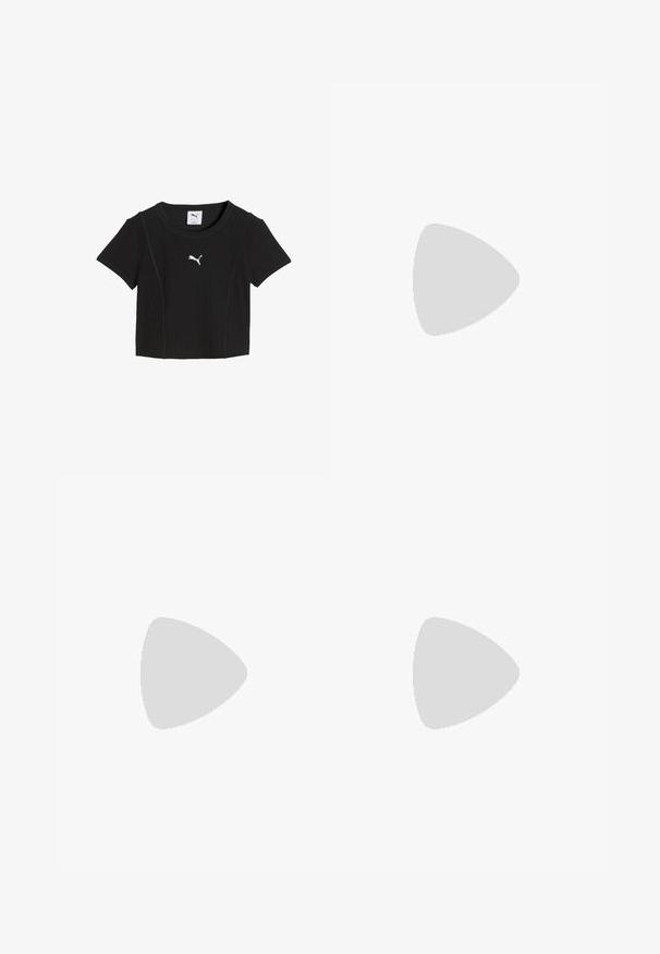 Zwarte geribbelde crop top met korte mouwen, ronde hals en wit Puma-logo in het midden van de borst.; Zwarte sportshorts met een grijs abstract patroon, elastische tailleband en zijopeningen voor ventilatie, gemaakt van lichtgewicht stof.; Witte Puma sneaker met beige suède zijstrip en lichtbeige zool, zijaanzicht op een witte achtergrond.; Zwarte handtas van een zacht, textuur materiaal. Heeft een golvend ontwerp, een enkele schouderband en een subtiel logo-detail op de voorkant.