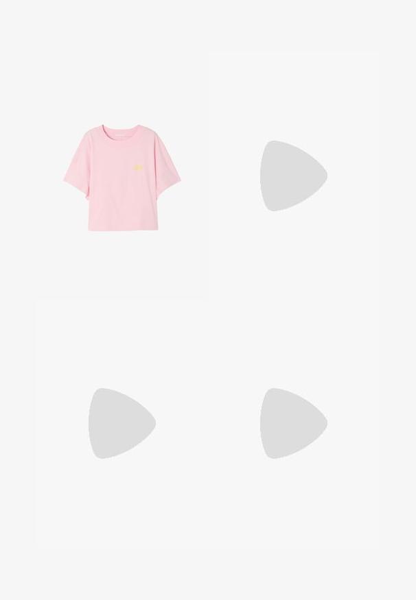 Pink cropped t-shirt i bomuld med en bred halsudskæring og korte ærmer. Har en lille gul tekstlogo foran. Glat tekstur.; Lysblå træningsbukser med elastisk talje, sidelommer med lynlås og sorte sideaccenter. Blødt stof med en løs design i bred ben.; Brune læder open-toe højhælede mules med et slankt design, der har en bred frontrem og en slank stiletto-hæl.; Lys blå denim pouch med en quiltet tekstur, sølvhardware og en aftagelig rem. Har et logo plade på forsiden.