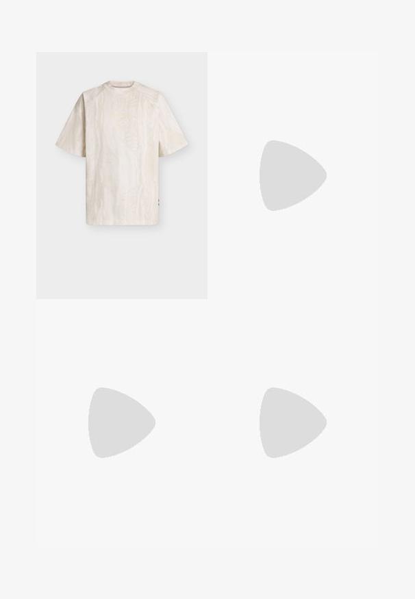 Chemise à manches courtes, couleur crème blanc cassé, avec une texture subtilement brillante et un petit logo sur la poitrine, présentée sur un fond uni.; Pantalon droit en cuir marron foncé avec bouton frontal, fermeture éclair, passants pour ceinture et détails de couture contrastants.; Baskets en daim marron foncé avec lacets blancs, languette beige au talon et semelle en caoutchouc marron clair vues de côté sur un fond uni.; Sac banane en tissu marron foncé avec poche zippée en diagonale et petit logo blanc sur le devant, sur un fond clair uni.