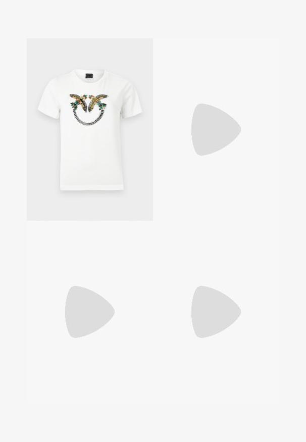 Wit T-shirt met korte mouwen en twee versierde vogels die elkaar aankijken boven een halve cirkel van metalen en kleurrijke kralen.; Donkerblauwe hoge taille wijde jeans met voorzakken, riemlussen en een knoop- en ritsluiting.; Zwarte gepatineerde leren sandaal met drie banden, enkelgesp en 10 cm hoge stiletto hak. Bevat gouden hardwaredetails en een logo charm.; Crèmekleurige leren schoudertas met een zilveren gevleugeld embleem en een dunne riem tegen een effen achtergrond.
