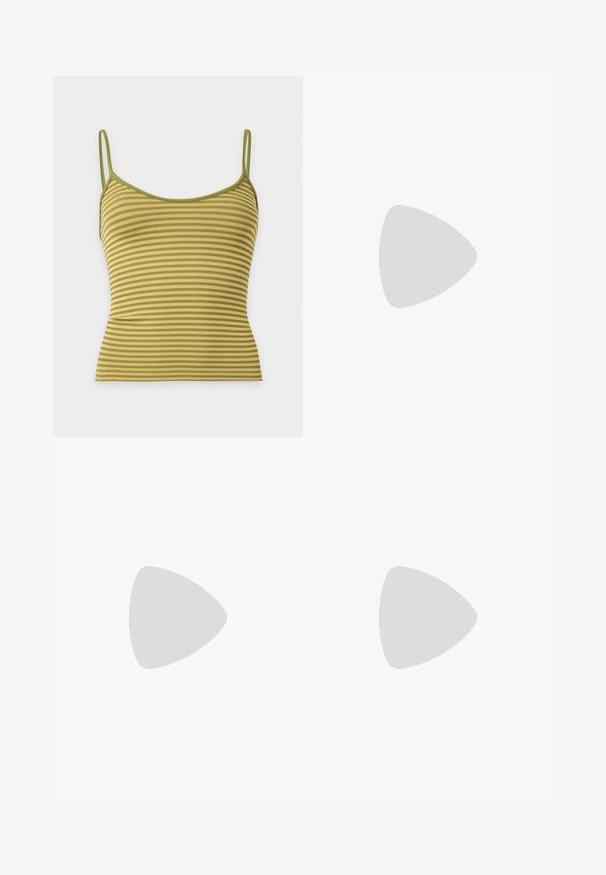 Grøn og beige stribet ribbet ærmeløs crop top med tynde skulderstropper på en ensfarvet lys baggrund.; Denim mini skirt i lysvasket blå. Har en talje med bæltesløjfer, frontlommer og en knaplukning. Glat tekstur med minimal falmning.; Lyseblå platform slide sandal med fransede tekstiloverdel, åben tå design, tyk, rund sål og tekstureret grå ydersål.; Sølv stjerneformede øreringe med en glat, poleret finish på en ensfarvet hvid baggrund.