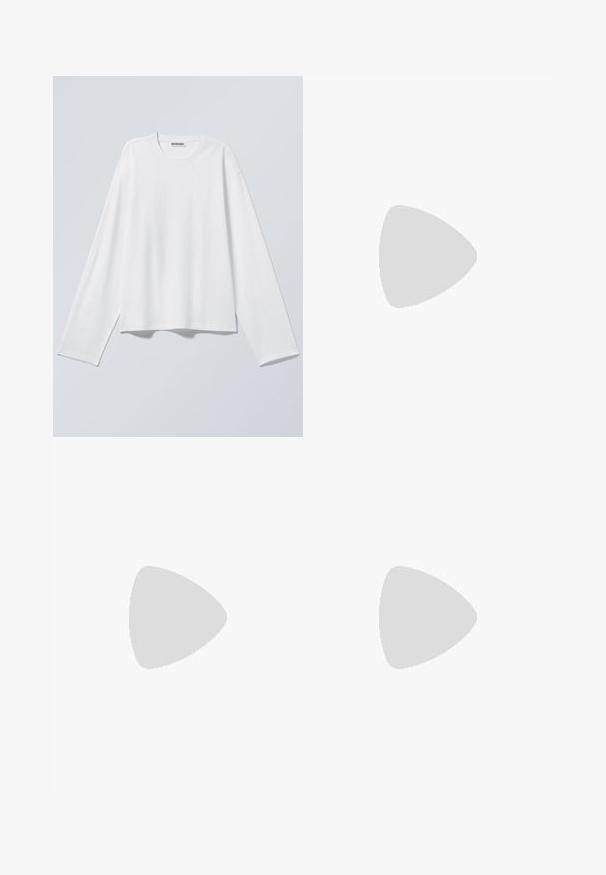 Camiseta blanca lisa de manga larga con cuello redondo y un ajuste ligeramente suelto, mostrada extendida sobre un fondo gris claro.; Pantalones negros de talle alto y pierna ancha con pinzas delanteras, trabillas para cinturón y cierre con botón en la cintura.; Zapatillas de ante negro con tres franjas blancas, logotipo dorado y suela de goma marrón. Presentan un diseño de cordones de perfil bajo.; Gafas de sol negras con una elegante montura rectangular y lentes azules. Presentan una textura suave y varillas resistentes. Logo de la marca en el costado.