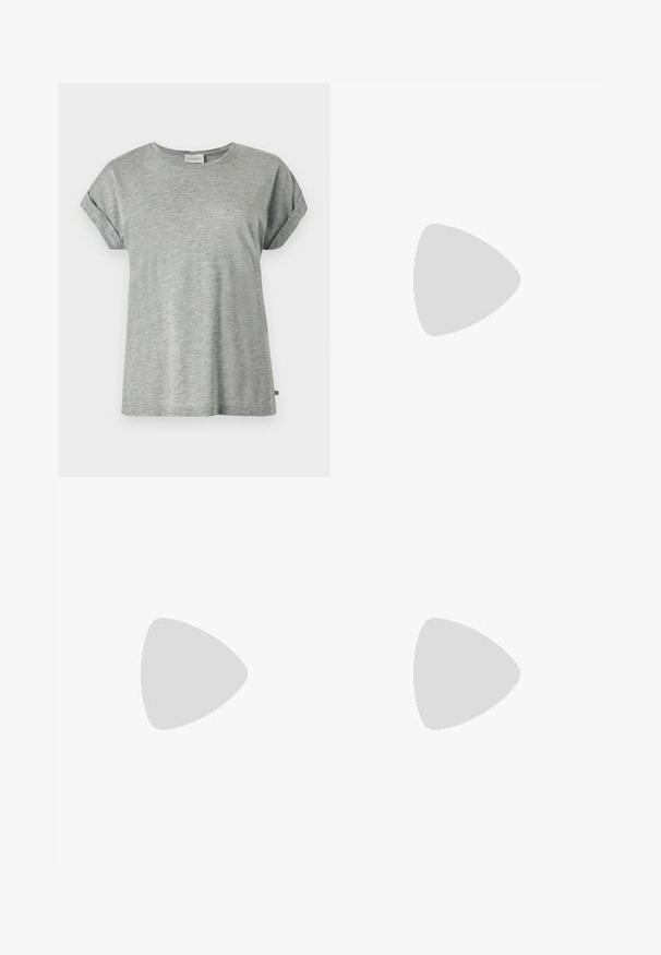 Lichtgrijs katoenen T-shirt met korte mouwen, opgerolde boordjes en een ronde hals, plat weergegeven tegen een witte achtergrond.; Lichtbeige uitlopende rok van zachte stof, met een hoge taille en een geplooid ontwerp met een vloeiende silhouet.; Filippa K REY FLATS - Ballerina's - bright red; Donkerbruine leren handtas met ronde gevlochten handgrepen en een zachte, afgeronde vorm tegen een effen lichte achtergrond.