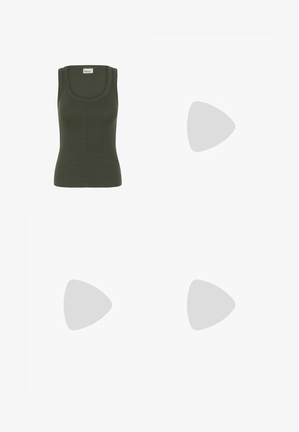 Camiseta sin mangas acanalada en verde oliva con escote cuadrado y costura central en la parte delantera, etiqueta que dice "Mi armario esencial".; Pantalones de chándal beige con una textura suave, que presentan un diseño tapered, cintura elástica y paneles laterales estampados.; Zapatilla deportiva con esquema de colores crema y beige, materiales de cuero y ante, suela texturizada y cordones, con un diseño simplificado y deportivo.; Collar de color dorado con un diseño de cadena retorcida, que presenta un pequeño cierre y una longitud ajustable con una etiqueta.