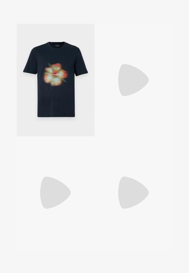 Marineblauwe katoenen t-shirt met een vervaagde bloemenprint en de tekst "LYLE AND SCOTT" gecentreerd onder het ontwerp. Korte mouwen, ronde hals.; Marineblauwe katoenen broek met een rechte pasvorm, zijzakken, knoopsluiting en riemlussen. Glad textuur zonder zichtbare patronen.; Witte leren sneakers met een gladde afwerking, ronde neus, platte veters en een gestructureerde zool. Grijze suède accent bij de hiel.; Heldere plastic zonnebril met rechthoekige bruine lenzen, voorzien van dunne, doorzichtige veren en metalen accenten op de sleep.