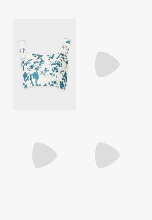 Wit cropped tanktop met blauw bloemenprint en brede schouderbanden, gestructureerde borstpartij met zichtbare stiksels.; Zwarte rok met een getailleerde silhouette, gemaakt van een gladde stof. Voorzien van subtiele plooien aan de voorkant en een ontwerp tot halverwege de dijen.; Zwarte sandaal met hak met twee dunne bandjes met gouden ronde gespen, een puntige hoge hak en een beige rand aan de zool.; Witte draagtasje met lange, slanke handvaten. Gemaakt van glad materiaal, met een minimalistisch ontwerp en subtiele stikdetails.