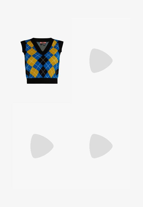 Ärmelloser Pullover mit V-Ausschnitt, der ein blaues, gelbes, schwarzes und weißes Rautenmuster zeigt, gesäumt mit einem schwarzen gerippten Saum.; Mintgrüßer, rüschiger Rock mit einem Käfigdesign, das braun karierte Muster und gezackte Kanten aufweist. Elastischer Bund für eine gute Passform.; Knielanger weißer Stiefel aus glattem Material mit spitzer Spitze und schlankem schwarzem Absatz. Verfügt über ein schlichtes Design und minimale Markenkennzeichnung.; Kleine weiße Handtasche mit Tragegriff oben, abnehmbarem Schulterriemen und goldenem rechteckigem Verschluss auf der vorderen Klappe.