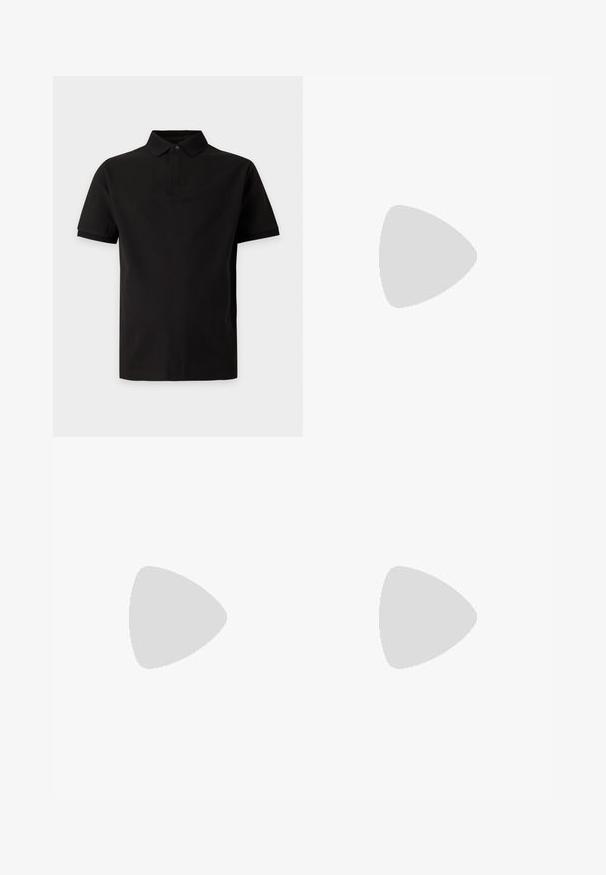 Schwarzes kurzärmeliges Poloshirt mit Kragen und einreihiger Knopfleiste, dargestellt auf schlichtem hellgrauem Hintergrund.; Navy Sweatpants aus weichem Stoff verfügen über einen Kordelzugbund, goldene Akzente und seitliche Streifen, die für Komfort und Vielseitigkeit sorgen.; Weiße Leder-Sneaker mit texturiertem Obermaterial, runder Zehenpartie, flacher weißer Sohle und tonalen Schnürsenkeln. Dezentes Branding auf der Zunge.; Schwarze Schultertasche mit Reißverschluss, verstellbarem Riemen und zentral auf der Vorderseite angebrachtem metallischem Logoemblem.