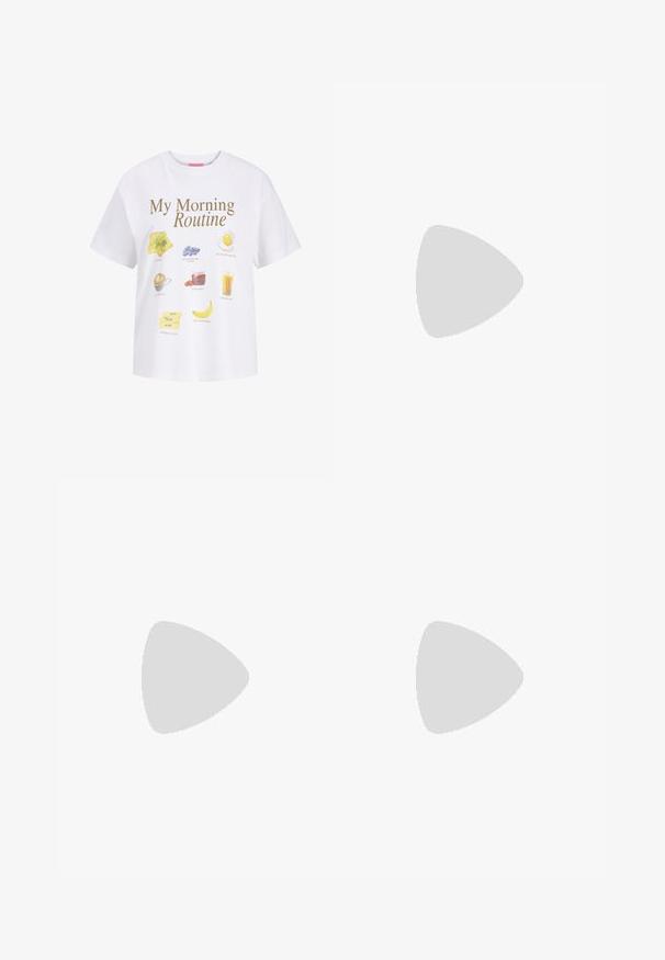 Weißes T-Shirt mit dem Text „My Morning Routine“ und Illustrationen von Toast, Heidelbeeren, Spiegelei, Kaffee, Marmelade, Orangensaft, Butter und Banane.; Hellblaue, weite Jeans aus Denim mit hoher Taille, Knopfverschluss und Vordertaschen. Verfügt über einen ausgewaschenen Look und dezente Waschungen.; Beige weite Hosen mit Reißverschlüssen an den Knöcheln, kombiniert mit schwarzen Sportschuhen mit strukturiertem Obermaterial und gepolsterter Sohle.; Dunkelroter Lederhandtasche in halbmondförmiger Form mit Reißverschluss und abnehmbarem Tragegurt. Glatte Textur mit dezentem Glanz.