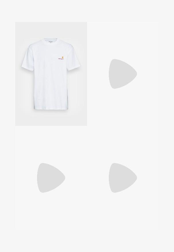 Hvid bomulds t-shirt med korte ærmer. Designet med et lille orange og maroon logo på venstre bryst. Har en klassisk rund hals.; Denim overalls i mellemblå, med justerbare stropper, en frontlomme og metalbeslag, i en afslappet pasform og lige ben-design.; Hvide løbesko med mesh-overdel, rund tå, sorte accenter og mønstret sål. Har snøring og branding på siden.; Sølv kædedesign med sammenkoblede led, glat tekstur og ensartet rektangulær form. Sikker lukning.