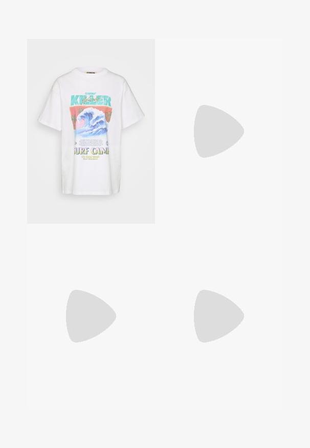 Λευκό βαμβακερό T-shirt με χαλαρή γραμμή, που διαθέτει ένα πολύχρωμο γραφικό σχέδιο με κύματα, φοίνικες και κείμενο σχετικό με το σερφ.; Μαύρη φούστα με λευκές βουλίτσες, κατασκευασμένη από μαλακό ύφασμα. Διαθέτει ίσια γραμμή και άνοιγμα στο κάτω μέρος για ευκολία κατά την κίνηση.; Λευκά Nike Air Max 90 sneakers με επάνω μέρος από διχτυωτό και δερμάτινο υλικό, διαθέτοντας ορατή μονάδα αέρα, καθώς και λευκές ριμπ κάλτσες με μαύρο λογότυπο.; Χρυσά μεταλλικά γυαλιά με οβάλ φακούς, λεπτούς βραχίονες και διαφανείς στηρίξεις μύτης. Διαθέτουν λεπτές λεπτομέρειες σε μεντεσέδες και διάφανους φακούς.