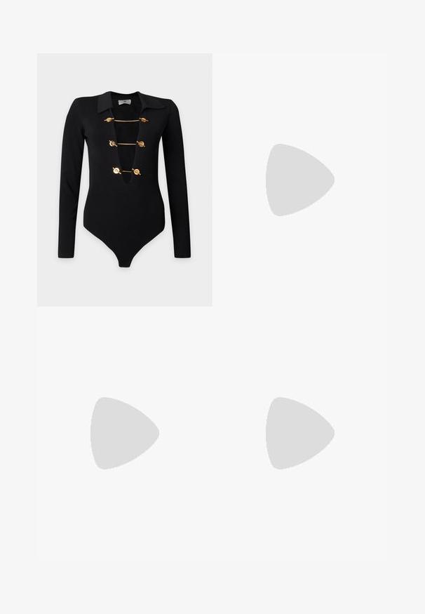 Sort bodystocking med lange ærmer og dyb V-hals, sikret med tre gyldne knapper og klassisk krave.; Sorte læderskirt med en struktureret form, der har en frontlomme og en metalaccent i taljen. Glat tekstur og broderede detaljer.; Sort ankelstøvle lavet af skinnende læder med spids tå, stilet hæl og guldfarvet hardware med en dekorativ spænde-detalje.; Sort skuldertaske i læder med guldfarvet dobbelt slange-lås og "Just Cavalli" logo på frontklappen.