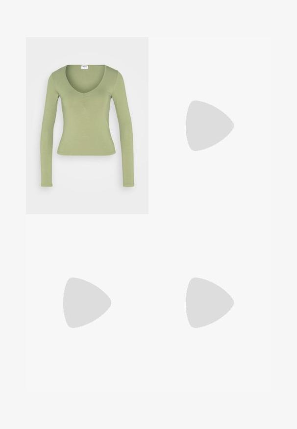 Cotton On LOLA ROUCHED FRONT LONG SLEEVE TOP - Pikkade varrukatega topp - cool khaki; Kõrge vöökohaga mustad pleegitatud kitsenevad teksapüksid esitaskutega, vööaasade ja nööpkinnitusega.; Valged nahast sandaalid, millel on reguleeritavad pandlad, must kihiline platvormpõhi ja oranž tikand äärtes.; Pehmea tekstuuriga vooderdatud roheline õlavöökott, ristkülikukujuline, ühe rihmaga ja kuldse tõmblukuga. Omab tikandmustrit.