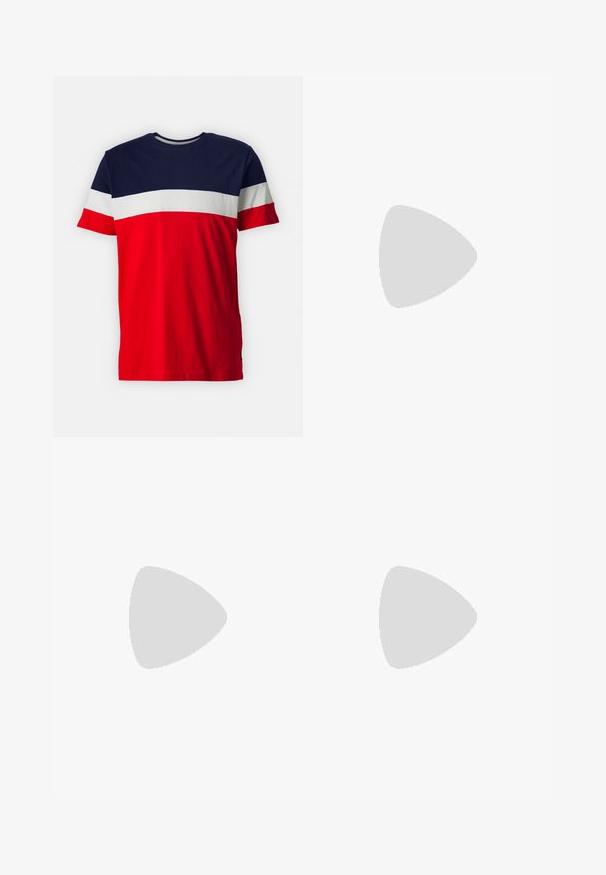 Bomulds T-shirt med en marineblå øverste sektion, vandrette hvide og røde striber, korte ærmer og rund hals.; Mørkeblå denimjeans med lige ben, der har en let tekstur, bæltestropper og en klassisk fem-lomme stil.; Hvid sneaker lavet af glat læder, rund tå, minimalistisk design, grå hælafsats og tekstureret gummisål.; Blå lærredstote taske med frontlomme og rød "O.N.S" broderi, med to håndtag og en justerbar skulderrem.