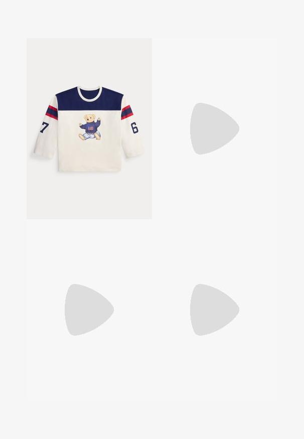 Weißes Langarmshirt mit marineblauem Schulterstück, roten und marineblauen Streifen an den Ärmeln, den Zahlen 6 und 7 auf jedem Arm und einem Teddybär mit Pullover und Jeans auf der Vorderseite.; Marineblaue Jogginghose mit weißem Kordelzug in der Taille und elastischen Bündchen, mit kleinem roten Logo nahe der linken Tasche bestickt.; Weißer Sneaker mit niedrigem Schaft, braunen Wildleder-Akzenten an Ferse und Spitze, weißen Schnürsenkeln und einem kleinen braunen gestickten Logo an der Seite.; Marineblaue Leder-Hobo-Tasche mit geschwungener Form, strukturierter Oberfläche, verstellbarem Schulterriemen und einem kleinen roten Logoakzent auf einer Seite.