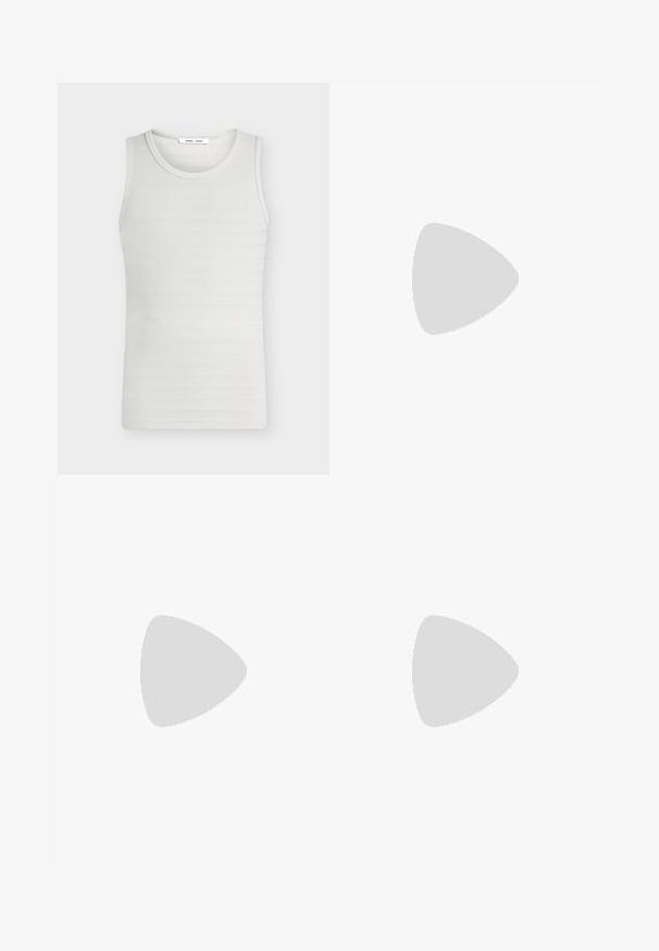 Wit mouwloos gebreid tanktopje met gestructureerde horizontale strepen en ronde halslijn.; Lichtblauwe denim jeans met een rechte pasvorm, vijf zakken, knoop- en ritssluiting, en een iets vervaagde afwerking.; Zwarte leren loafer met een robuuste, gestructureerde zool. Heeft een decoratieve gestikte rand en een lage hak voor een eigentijdse uitstraling.; Sportzonnebril met een slank, rechthoekig bruin montuur en een vervagend geel-blauw glas, met een duidelijke neusbrug en gestructureerde tempelgrepen.