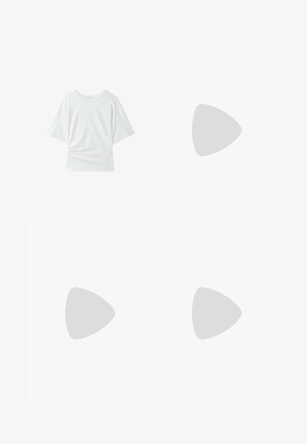 Enkelt hvid T-shirt med korte ærmer, rund hals, afslappet pasform og svage folder i stoffet nær den nederste venstre side.; Sort midi pencilnederdel med høj talje, frontslids og skjult lynlås på hvid baggrund.; Simmi London DALA - Pumps - black; Sort læderhåndtaske med to håndtag, frontlynlåslomme og sølvfarvede metaldetaljer på hvid baggrund.