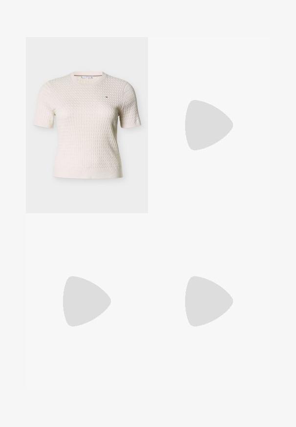 Hvid kortærmet striktrøje med tekstureret mønster og lille Tommy Hilfiger-logo på øverste venstre bryst.; Hvide linned culotter med elastisk talje, brede ben og en tekstureret overflade. Beklædningen har en løs, afslappet pasform for komfort.; Sorte læder balletflade med rund tå, flad sål og en tynd justerbar rem over svangen med en metalspænde.; Sølvfarvede metaloorringe med glat, let buet overflade og låsemekanisme på en ensfarvet hvid baggrund.