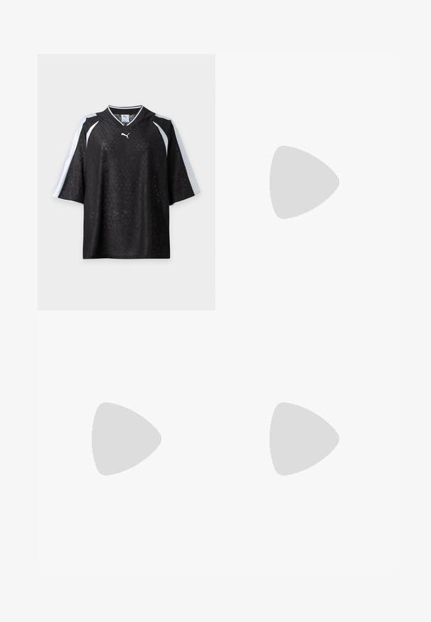 Maillot Puma noir à manches courtes avec une texture subtilement imprimée et des bandes blanches sur les épaules et les manches, présenté sur un fond blanc.; Pantalon léger violet clair avec ceinture élastique et jambes larges, présenté sur un fond blanc uni.; Chaussures en daim rouges et blanches avec un profil bas, dotées de bandes élastiques et d'une semelle en caoutchouc noir texturé. Logo Puma sur le côté.; Sac bandoulière noir texturé avec plis, une seule poignée, et un petit logo Puma doré centré sur le devant.