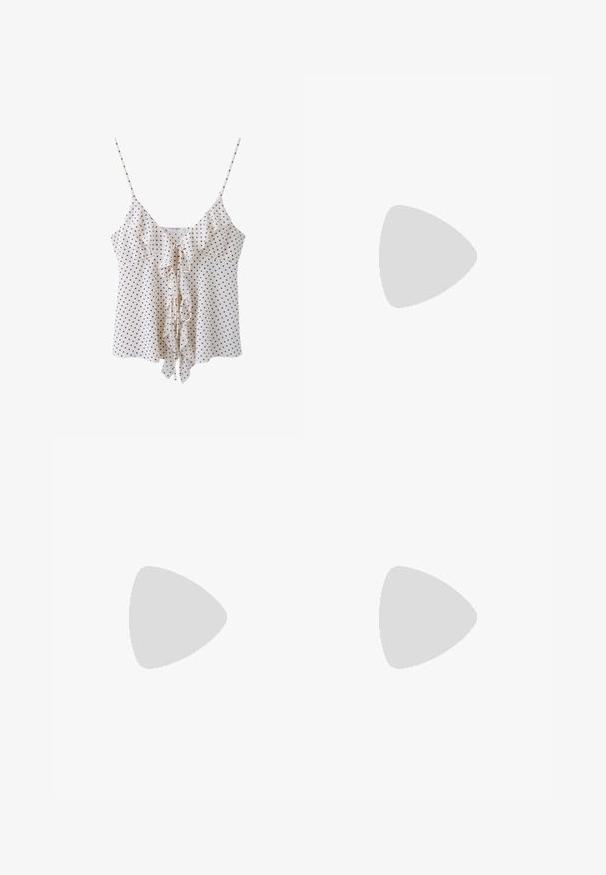 Weiße ärmellose Bluse mit schwarzen Punkten, dünnen Trägern, V-Ausschnitt und einer vorne mit Schleife gebundenen Rüschen-Optik.; Weißer, langer, fließender Rock mit elastischem Bund und weichen Falten, auf einfachem Hintergrund dargestellt.; Schwarze Ledersandale mit schlankem Design, dünnen Riemen und einem kleinen Absatz. Verfügt über eine Schnallenakzent und eine glatt strukturierten Fußbett.; Schwarze Lackleder-Handtasche mit geschwungenem Design, einem Schulterriemen, Vordertaschen und silberfarbenen Hardware-Akzenten.