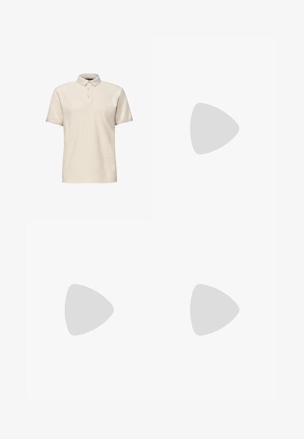 Beige polo med korte ærmer i tekstureret stof og tre knapper på knaplisten, vist på hvid baggrund.; Sorte vidde-bukser med bæltestropper, forlommer og lynlås foran, vist på en lysegrå baggrund.; Sorte lædersko med mokkasin-design og syningdetaljer, parret med brune bukser, på et trægulv.; Lille sort rektangulær crossbody taske med lynlåslomme foran og justerbar skulderrem på hvid baggrund.