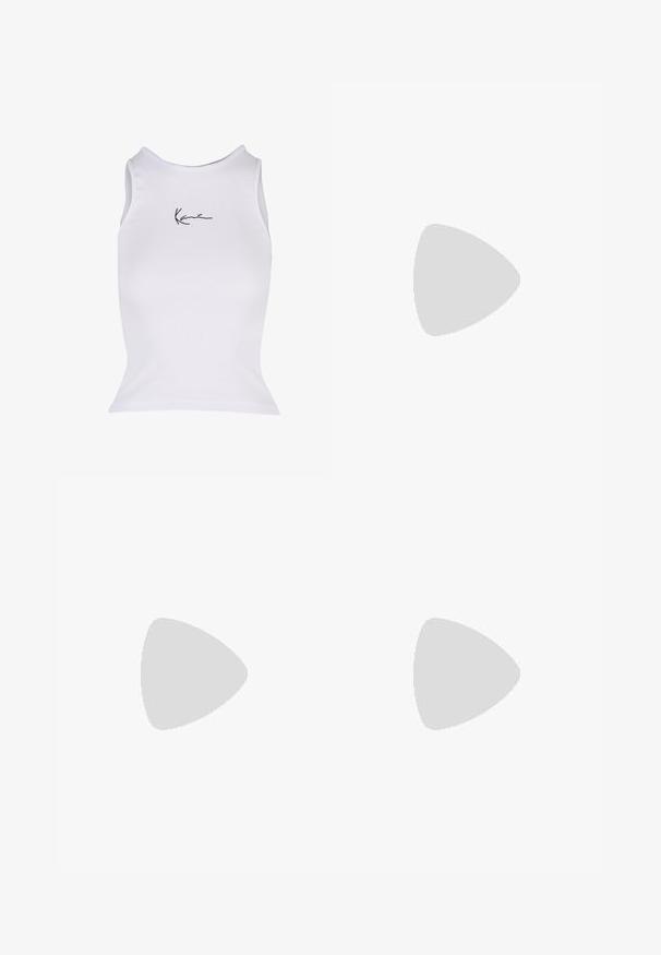 Witte geribbelde tanktop met een ronde hals en een zwart handtekeninglogo op de voorkant. Het ontwerp is aansluitend en mouwloos.; Witte denim minirok met hoge taille, vooraan knopen en rits, riemlussen en twee voorzakken.; Witte leren sneaker met een ronde neus, textiele voering, geperforeerde details en subtiele beige accenten op de tong en zijkant.; Wit polstasje met een geplooide bovenkant, dun verstelbaar draagriempje en een decoratieve oranje-witte koord met rode en groene kubusbedels.