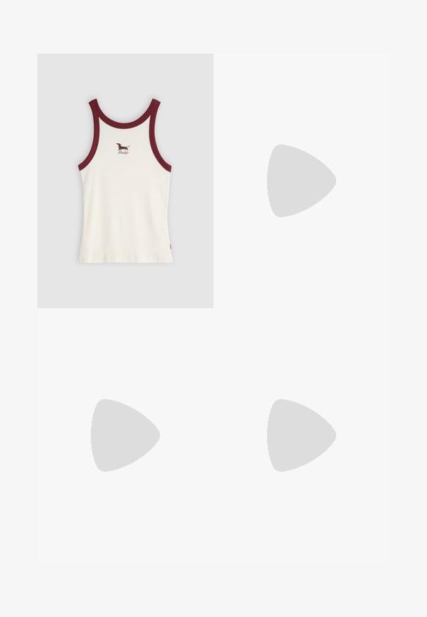 Witte mouwloze geribbelde tanktop met donkerrode bies en kleine geborduurde teckel en Levi's-logo op de borst.; Wijde jeans in donkerblauw denim, met een hoge taille, vijf zakken en contrasterend stiksel langs de naden en tailleband.; Lage beige suède cowboylaars met decoratieve stiksels en studs, voorzien van een puntige neus en een schuin lopende zwarte hak, staand op een betonnen ondergrond.; Crèmekleurige handtas met bruine spikkels, gebogen klep met ronde metalen sluiting, voorzien van twee dunne bandjes, waarvan één langer voor gebruik over de schouder.