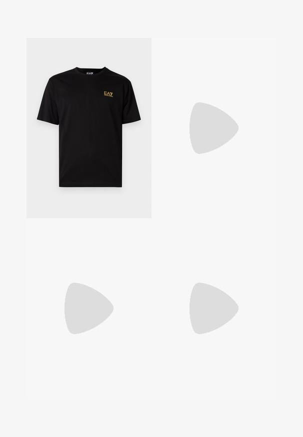 Zwarte katoenen t-shirt met korte mouwen, met een klein geel geborduurd logo op de linker borst. Klassiek crewneck ontwerp.; Denim jeans in een gemiddelde blauwe was. Heeft een recht gesneden ontwerp, vijf zakken, een ritsluiting aan de voorkant en contrasterende stiksels.; Witte leren sneaker met een soepele textuur, ronde neus, vetersluiting aan de voorkant en platte rubberen zool. Voorzien van reliëfbranding op de hak.; Zwarte rechthoekige crossbodytas met voorvak met rits, verstelbare schouderriem en klein metalen logo bovenaan in het midden.