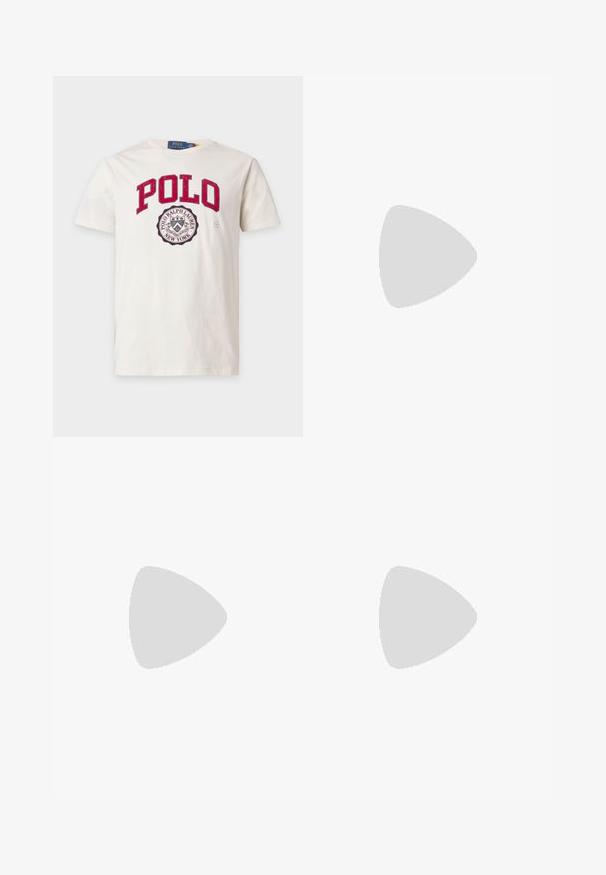 T-shirt blanc à manches courtes avec texte rouge "POLO" et logo circulaire Polo Ralph Lauren New York en noir et blanc sur la poitrine.; Shorts bleu marine foncé longueur genou avec passants de ceinture, une fermeture éclair à l’avant, et des poches latérales sur un fond uni clair.; Mocassin en cuir noir avec une semelle épaisse à crampons et une petite étiquette verte "Polo" sur le côté extérieur, près du talon.; Lunettes de soleil rectangulaires noires avec des verres vert foncé et un petit logo Polo sur la branche, posées sur un fond blanc.
