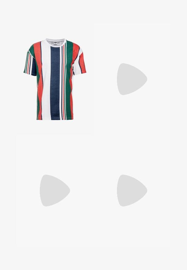 KurzesT-Shirt mit abwechselnden Streifen in Rot, Grün, Blau und Weiß. Aus Baumwollmaterial, mit Rundhalsausschnitt und lockerer Passform.; Hellblaue Jeansshorts mit Seiten- und Gesäßtaschen, Gürtelschlaufen, vorderem Knopf und Reißverschluss sowie kleiner gelber Stickerei auf der rechten Tasche.; Weiße Sportschuhe mit einer strukturierten Oberseite, einem silbernen Swoosh-Logo, Mesh-Einsätzen und einer markanten, segmentierten weißen Sohle.; Silberne Kettenhalskette mit ineinandergreifenden Gliedern, glatter Textur und einheitlicher rechteckiger Form. Sicherer Verschluss.