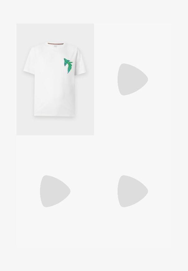 Hvid kortærmet T-shirt med en lille grøn og blå abstrakt fuglegrafik på venstre bryst.; Mørkeblå jeans i denim med lige ben-design, der har orange syninger, fem lommer og en frontknaplukning.; Lavtskåret mørkegrå læder sneaker med sorte snørebånd og sål, minimalistisk design, sideprofil på en ensfarvet lys baggrund.; Mørkebrun textured læder crossbody taske med justerbar rem og lille dekorativ blå accent på siden.