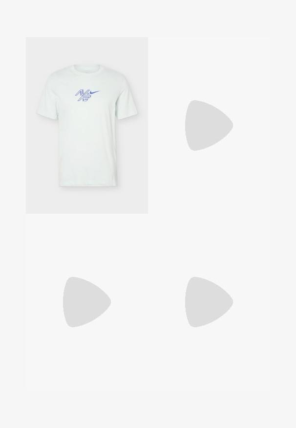 Λευκό κοντομάνικο T-shirt Nike με μπλε λογότυπο γραφικών και το κείμενο "Nike Racing" στο κέντρο του στήθους.; Μπλε αθλητικά μαγιό κοντά σορτς με ελαστική μέση και ρυθμιζόμενο κορδόνι. Διαθέτει τσέπες με φερμουάρ και λογότυπο μπροστά.; Ανοιχτό γκρι αθλητικό παπούτσι με μαύρες λεπτομέρειες, πορτοκαλί λογότυπο, διχτυωτό επάνω μέρος, επενδεδυμένο κολάρο και λαστιχένια σόλα με ορατές μονάδες απορρόφησης κραδασμών.; Διαυγή, υπερμεγέθη γυαλιά ηλίου με σκούρους φακούς, με χοντρό ορθογώνιο σκελετό και υφασμάτινες λεπτομέρειες στους βραχίονες. Κατασκευασμένα από διαφανές πλαστικό.