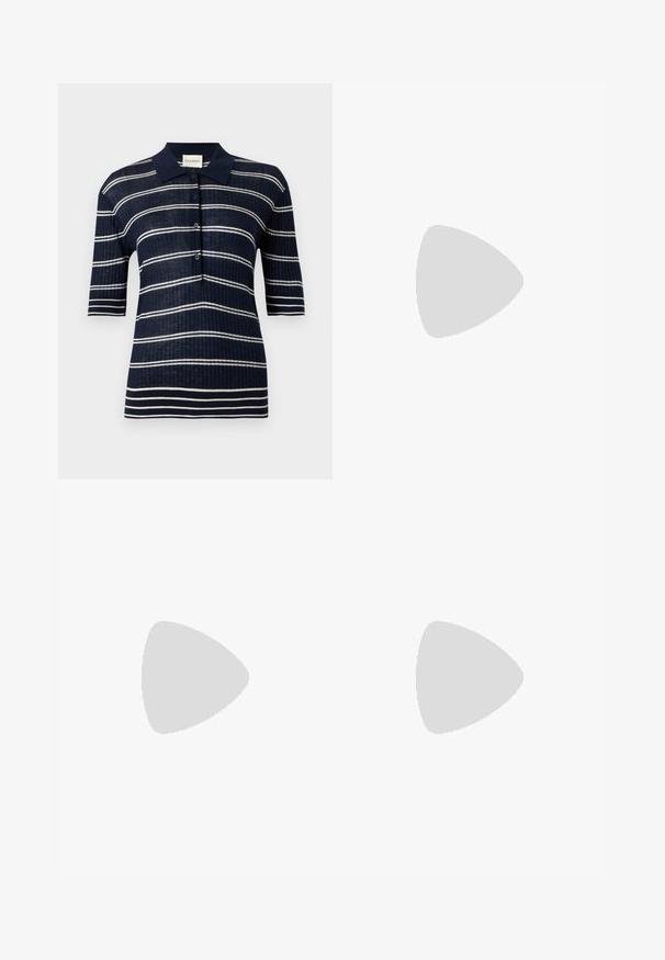 Polo bleu marine à manches courtes avec rayures horizontales blanches et patte boutonnée, texture côtelée et col pointu.; Pantalon blanc à jambes larges avec une taille haute, doté d'une ceinture assortie avec une boucle dorée et des passants de ceinture.; Chaussure en cuir noire à lacets avec franges décoratives et clous métalliques posée sur un tapis beige près d'un meuble marron.; Sac à main en cuir marron clair avec poignées supérieures, détail de sangle à boucle à l'avant et fermeture à rabat sur fond blanc.