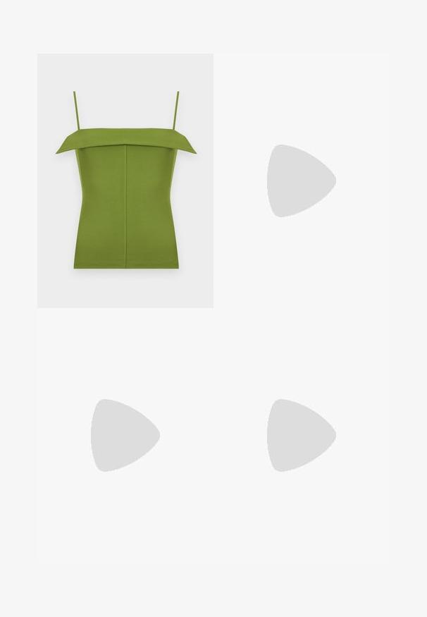 Groen mouwloos topje met smalle schouderbandjes en een brede, omgevouwen halslijn, weergegeven op een effen witte achtergrond.; Lichtblauwe spijkerrok, knielang, A-lijnsilhouet, met een tailleband, voorzijde knoopsluiting en twee zijzakken. Gladde textuur.; Zwarte leren balletflat met geplooide details, een spitse neus en een kleine metalen driehoekige versiering aan de zijkant, platte zool.; Bruine leren tas met gouden beslag, ruitpatroon, ritssluiting, bovengreep en afneembare label. Gestructureerd oppervlak met logo-details.