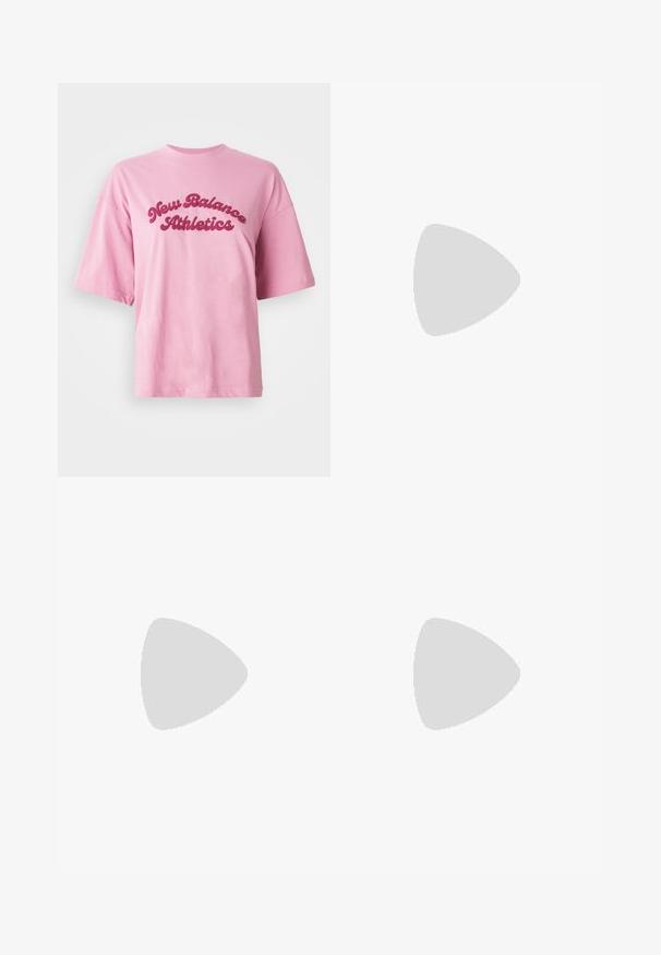 Lyserød kortærmet t-shirt med rund hals, prydet med teksten "New Balance Athletics" i fed rød kursiv på brystet mod en hvid baggrund.; Lysblå bredbenede jeans lavet af denim, med høj talje, fem lommer og en klassisk knaplukning. Lige snit fra lår til kant.; Hvide sportssko i mesh og syntetiske materialer, snørebåndsdesign, polstret krave og tekstureret sål for bedre greb. Letvægts konstruktion.; Rosa, polstret håndtaske med afrundet design, lavet af skinnende materiale. Har et samlet håndtag og en lynlås til sikker adgang.