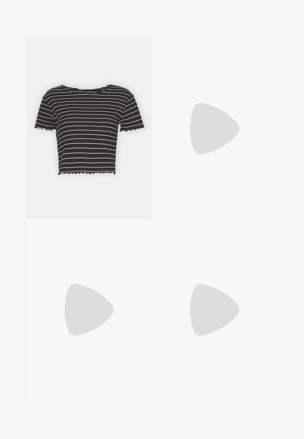 ONLY ONLANITS CROPPED - Μπλουζάκι με στάμπα - black/cloud dancer; Φαρδιές μπλε τζιν παντέλόνες με ένα ελαφρύ προς σκούρο gradient. Διαθέτει μπροστινές τσέπες και κλασικό κλείσιμο με κουμπί. Λείο ύφασμα, άνετη εφαρμογή.; Μαύρη ψηλή μπότες με λευκά κορδόνια, υφασμάτινη επιφάνεια, κρεμ σόλα πλατφόρμας και τετράγωνη τακούνι. Διαθέτει λευκές ραφές και καουτσούκ στην μύτη.; Διάφανα πλαστικά γυαλιά με τετράγωνους σκελετούς και διαφανείς φακούς, με χρυσές λεπτομέρειες στους βραχίονες για επιπλέον στυλ.