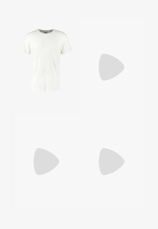 T-shirt blanc à manches courtes avec col rond, fabriqué en tissu léger. Présente une surface texturée et une coupe décontractée. Sans motifs ni accents visibles.; Pantalons bleu marine ajustés, dotés de plis, d'une fermeture à bouton et de poches latérales. Fabriqués dans un tissu lisse avec un léger éclat.; Baskets en cuir blanc avec une finition lisse, bout rond et six œillets pour les lacets. Présente une semelle en caoutchouc texturée et un design minimaliste.; Ceinture en cuir marron avec une texture lisse, dotée d'une boucle en métal argenté et d'un design classique. L'intérieur est beige. Simple et fonctionnelle.