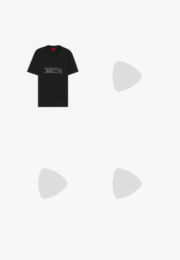 T-shirt en coton noir avec un motif de touches de clavier en blanc et rouge. Conception classique à col rond avec manches courtes.; Jean droit taille haute bleu clair avec fermeture à boutons et fermeture éclair à l'avant, passants de ceinture et design à cinq poches.; Mocassins en cuir noir avec une finition lisse, une semelle plate et un bout arrondi, ornés d'une sangle décorative sur le dessus.; Ceinture en cuir noir avec une boucle rectangulaire en argent ornée de motifs floraux gravés et d'un logo central stylisé en forme de "B".