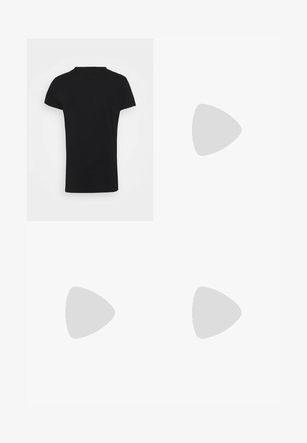 Guess MINI TRIANGLE  - Camiseta básica - jet black; Jeans ajustados en denim de lavado oscuro, con una cintura de altura media, cinco bolsillos, costuras visibles y cierre de botón en la cintura.; Sandalias de tacón con punta abierta de charol negro, con un diseño superior curvado y tacón de aguja cónico. Acabado liso y brillante.; Guess Gafas de sol - shiny black