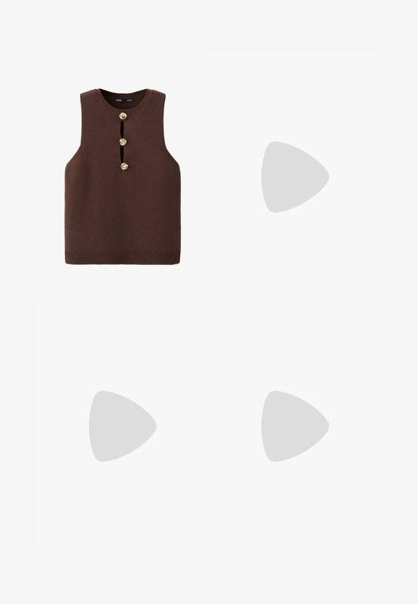 Chaleco de punto marrón sin mangas con escote redondo y tres botones decorativos dorados en el centro frontal.; Pantalones cortos marrones a medida con un frente plano, pliegues y bolsillos laterales. Fabricados con una tela ligera, ofrecen un ajuste relajado y bordes rematados.; Zapato plano Mary Jane de cuero negro con una pequeña correa con hebilla, colocado sobre una superficie de asfalto gris cerca de una pared alicatada.; Bolso de mano de cuero marrón con un patrón de textura tejida, con dos asas largas y delgadas para llevar al hombro.