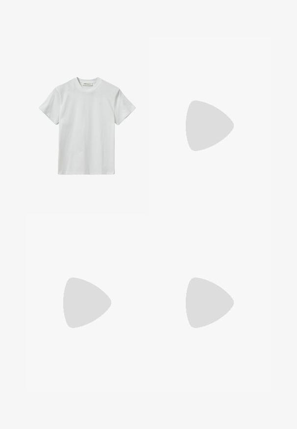 Hvid bomulds T-shirt med rund halsudskæring og korte ærmer. Simpelt design med minimalistisk branding på fronten. Blød tekstur.; Lyseblå jeans med høj talje og lige ben med forreste knap, lynlås lukning, bæltestropper og fem-lomme-design på hvid baggrund.; Ben iført hvide sokker og sorte Adidas Gazelle sneakers med hvide striber og tykke brune såler på et gråt tæppe.; Sort læderbælte med en sølvspænde, der har cirkulære detaljer, flad rem og en glat tekstur. Enden af remmen er tilspidset.