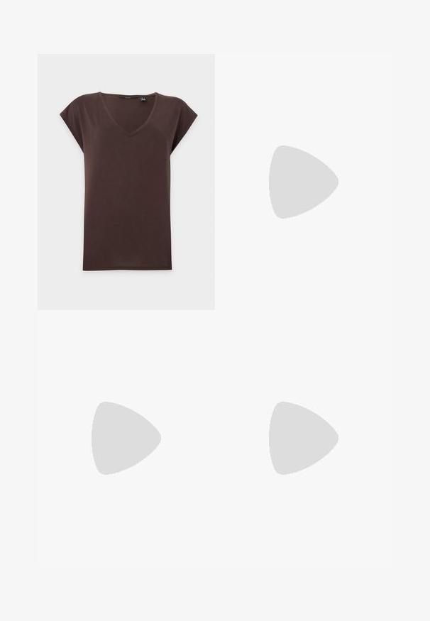 T-shirt marron à manches courtes avec col en V, design simple et uni, coupe standard, présenté sur fond blanc.; Pantalon large marron foncé avec passants de ceinture et détails de couture avant, présenté sur un fond clair uni.; Talons slingback en cuir verni brun avec un bout pointu, un talon fin, et une sangle réglable avec une petite boucle.; Sac à main bordeaux en matériau brillant, de forme rectangulaire, avec deux anses et des accents légèrement courbés à l'avant.