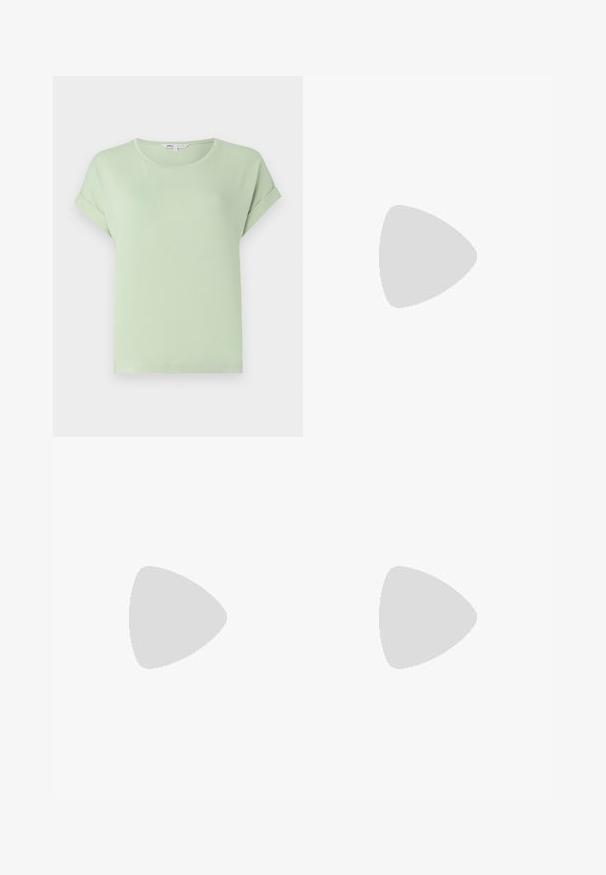 Lichtgroene T-shirt gemaakt van zachte stof, met een ronde halslijn en opgerolde korte mouwen. Eenvoudige, relaxte pasvorm zonder patronen of accenten.; Zwarte skinny jeans van denim stof, met een klassiek ontwerp met vijf zakken, een ritssluiting en subtiele stiksel details.; Zwarte pumps met hoge hak en spitse neus, gegolfde randen, metalen oogjes, vetergespsluiting aan de voorzijde en enkelriem met gespsluiting.; Kleine zwarte glanzende handtas met twee lange hengsels en zijkant trekkoord details op een effen lichte achtergrond.