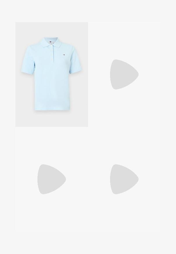 Polo bleu clair à manches courtes avec col, quatre boutons blancs et petit logo rectangulaire rouge, blanc et bleu sur la poitrine gauche.; Jupe courte blanche avec taille élastique côtelée, cordon de serrage à l'avant et deux poches latérales.; Chaussure en cuir noir avec un bout pointu et un talon ouvert, dotée d'une sangle à la cheville avec un accent métallique. Semelle plate ; design minimaliste.; Boucles d'oreilles demi-cercles ton argent avec texture striée et fermoirs à pression sur fond blanc.