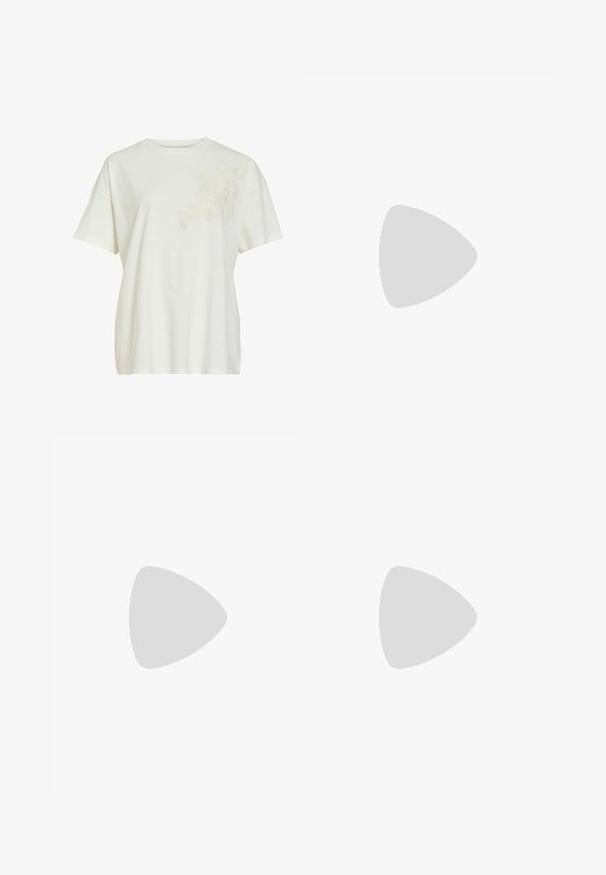 Wit T-shirt met korte mouwen, een ronde hals en een subtiele kanten bloemenapplicatie op de bovenste linkerborst.; Grijze denim jeans met hoge taille en wijde pijpen, voorzien van een stoffen riem die aan de voorkant is gestrikt en voorzakken.; Zilveren sportschoenen met witte en gouden accenten, voorzien van een mesh bovenkant, rubberen zool en een reflecterende afwerking. Sokken zichtbaar boven de enkel.; Beige stoffen handtas met gele bloemenborduursel, gele franjes aan de randen, bovenhandvatten en een verstelbare schouderriem.