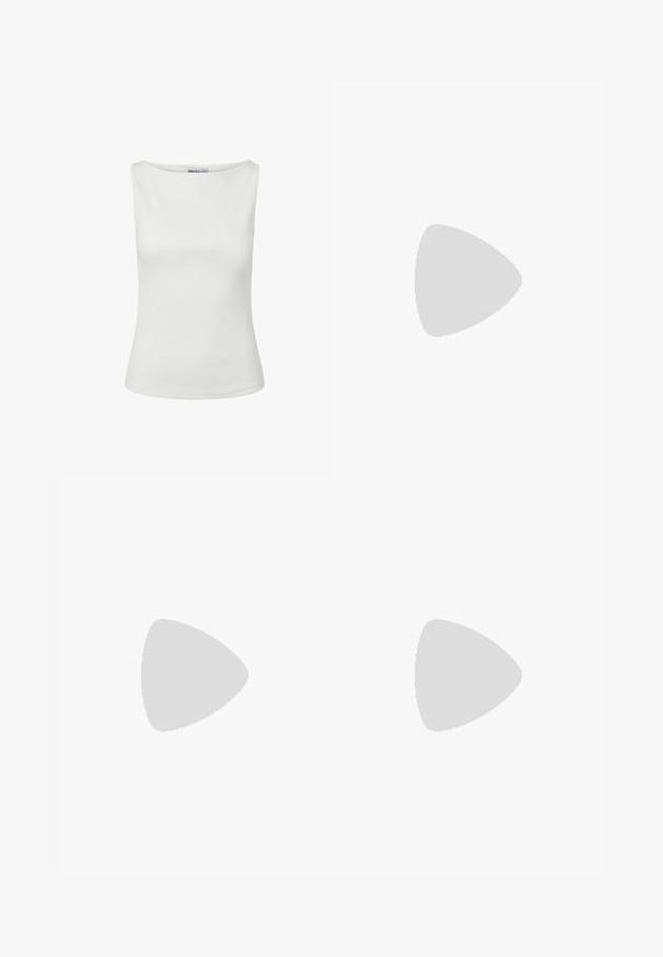 Haut blanc sans manches en maille côtelée avec un col rond haut et une coupe ajustée.; Jupe crayon rayée en bleu clair, avec des rayures verticales noires et marron. Fabriquée en tissu côtelé avec une silhouette ajustée.; Mule bleu clair à bout ouvert avec des brides larges croisées et un talon mi-hauteur évasé, présenté de profil sur fond blanc.; Boucles d'oreilles en argent au design minimaliste. Forme circulaire, texture lisse et profil fin. Légères avec une finition polie.