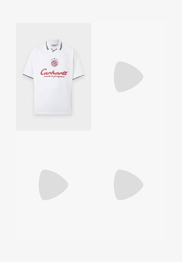 Polo blanc à manches courtes avec des bordures noires sur le col et les manches, texte rouge « Carhartt work in progress » et logo circulaire avec des étoiles bleues en haut.; Shorts en denim noir avec une coupe ample, une taille mi-haute, cinq poches et des passants de ceinture. Le tissu a une texture lisse et des détails de couture subtils.; Chaussure de course Nike bleue et noire avec logo swoosh blanc, flottant au-dessus d'un rebord en béton avec des marches texturées en arrière-plan flou.; Lunettes de soleil noires avec une monture incurvée et des verres teintés. Présente un fini mat et le nom de la marque "ARNETTE" sur le côté.