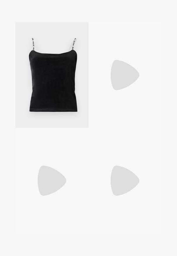 Débardeur noir côtelé avec bretelles ajustables, orné de détails de marque blancs. Texture lisse et design ajusté.; Jupe évasée en faux cuir noir avec une taille élastique et des coutures visibles sur un fond blanc uni.; Bottes hautes en cuir noir jusqu'aux genoux avec bout pointu et talon empilé. Caractéristiques de coutures décoratives et éléments de design courbés.; Sac à main tissé noir avec une poignée courbée, présentant une surface texturée et une forme décontractée. Fini lisse avec une silhouette organique.