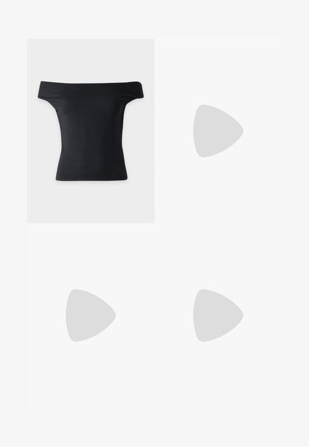 Top negro ajustado con hombros descubiertos y mangas cortas, exhibido sobre un fondo gris claro.; Vaqueros denim azul de talle alto con cierre de doble botón, cremallera frontal, bolsillos con cremallera y perneras acampanadas sobre un fondo liso.; Zapatos de charol negro tipo slingback con punta afilada y tacón bajo. Correa ajustable con hebilla en el tobillo.; Bolso de hombro rectangular negro con correas largas y delgadas y una textura lisa y brillante sobre un fondo liso.